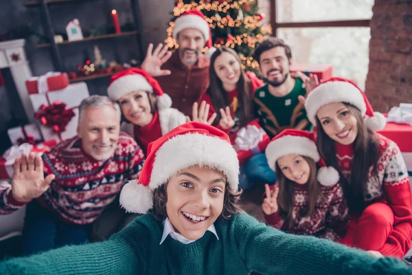 원문 기사보기 집에서 성탄절 파티가 시작되기 전즐거운 시간을 보내며 즐거운 가족들 이 손을 흔들며 인사하는 멋진 자화상 — 스톡 사진