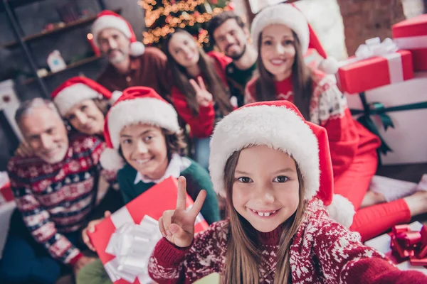 Foto von Frau Ehemann im Ruhestand Rentner verheiratet kleine preteen Schulkinder Weihnachten tragen Weihnachtsmann Hut V-Sign Selfie machen drinnen — Stockfoto