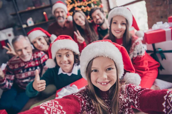 Foto von Frau Ehemann Rentner verheiratet kleine preteen Schule Leute Weihnachtsmann Hut Geste Selfie machen drinnen — Stockfoto