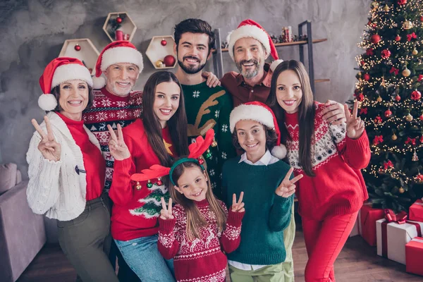 Fotoğraf büyük aile portresi. Son sınıflar Noel tatilini birlikte kutluyor. V işaretini gösteriyor. — Stok fotoğraf