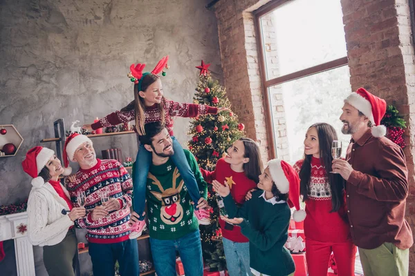 Foto porträtt stor familj senior små generationer fira jul semester inomhus inredda lägenhet i festliga kläder — Stockfoto