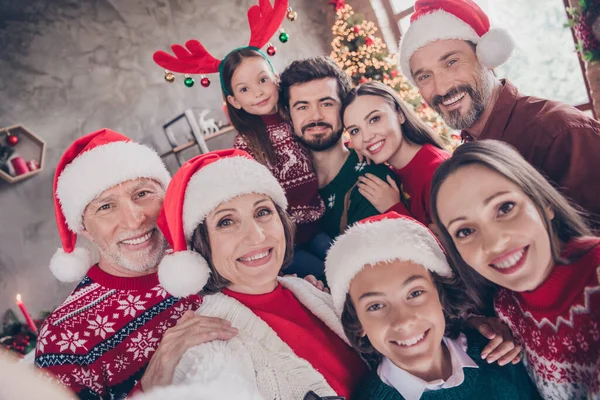 Büyük bir aile fotoğrafı, gülümseyen bir selfie çekiyor. Dekoratif apartman dairesinde şenlikli Xmas başlık takıyor. — Stok fotoğraf