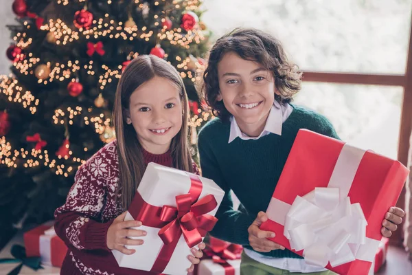 Photo of young happy siblings hold present box xmas enjoy holiday childhood indoors inside house — Stock Photo, Image