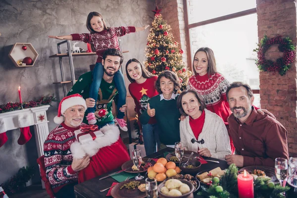 Photo portrait full family in decorated apartment sitting at table with santa claus keeping gab with presents on xmas — Stock Photo, Image