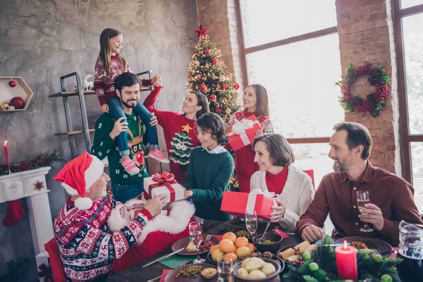 Foto von kleinen preteen Schule Frau Ehemann Rentner Rentner verheiratet Menschen Weihnachtsgeschenk erhalten Tisch drinnen im Haus zu Hause — Stockfoto