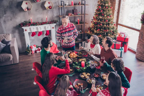 Küçük okul çocuğunun fotoğrafı. Emekliye ayrılmış koca. Evli insanlar evde xmas masası içiyorlar. — Stok fotoğraf