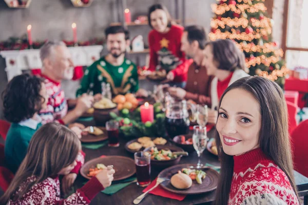 Фотопортрет красивая женщина празднует зимние праздники с родителями дети едят вкусную еду — стоковое фото