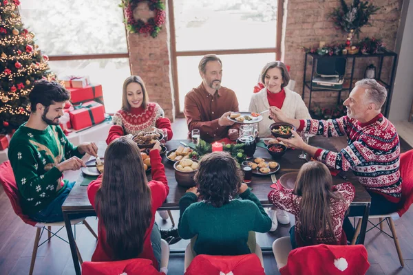 上一代人与小孩坐在节日桌旁庆祝圣诞节的照片 — 图库照片
