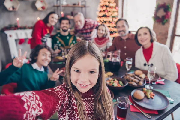 Självporträtt av attraktiv stor glad familj möte hemlagad lunch fest visar v-tecken hemma inomhus — Stockfoto