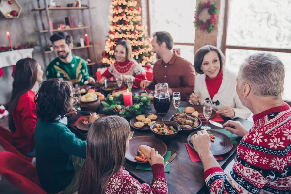Фотопортрет великої родини, що розповідає тост, вечеряючи, святкуючи Новий рік Різдво з дітьми біля ялинки — стокове фото