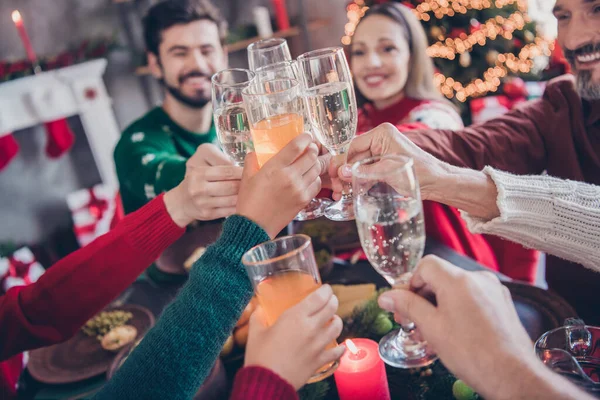 Fénykép portré nagy család mond pirítós koccintós poharak ül asztalnál a téli ünnepek xmas gyerekekkel ivás gyümölcslé — Stock Fotó