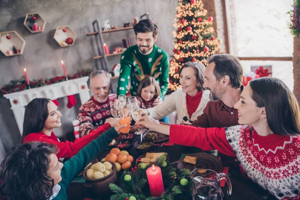 Photo portrait big family with grandparents grandchildren celebrating winter holidays indoors decorated apartment — Stock Photo, Image