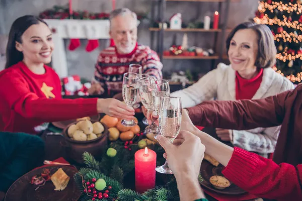 Foto porträtt familj firar jul semester inomhus dricka champagne tillsammans sitter vid festligt bord — Stockfoto