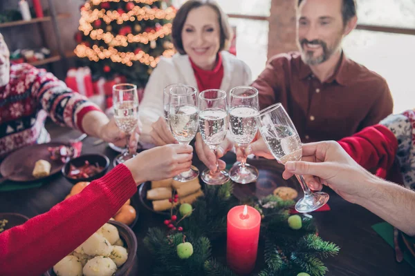 Фото пенсионного пенсионера седой жены мужа люди Xmas стекло звон рождественский тост в помещении дома — стоковое фото