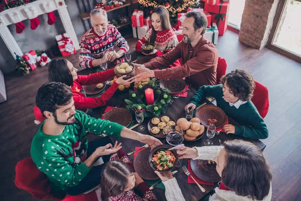 Por encima de alto ángulo ver retrato de atractivo cuidado alegre reunión familiar comer plato casero en casa en interiores — Foto de Stock