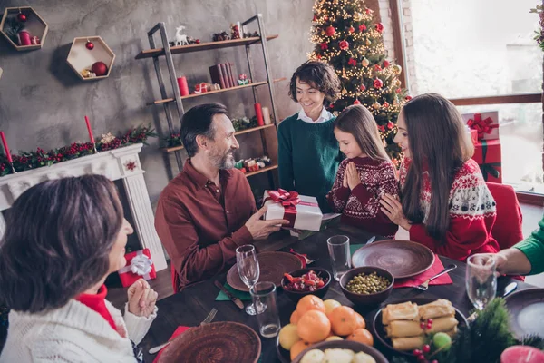 Retrato de adorable familia alegre divertirse víspera diciembre costumbre celebratorio compartir regalos en casa habitación decorada en interiores — Foto de Stock