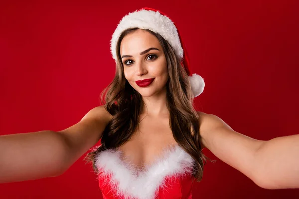 Foto de jovem atraente mulher feliz sorriso positivo fazer selfie blogger véspera de ano novo isolado sobre fundo de cor vermelha — Fotografia de Stock