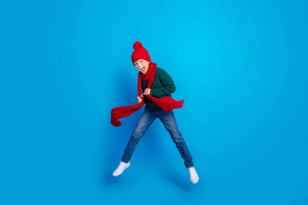 Full längd kropp storlek foto pojke hoppa upp bär vinterkläder isolerad klarblå färg bakgrund — Stockfoto