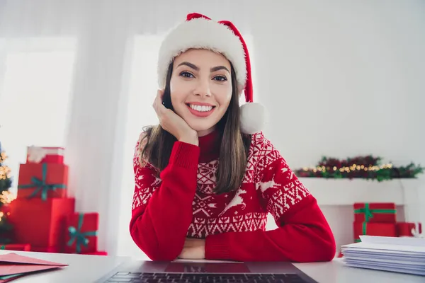 Çekici bir bayan video görüntüsü. Web kamerası dekore edilmiş Noel Baba kazağı giy. — Stok fotoğraf
