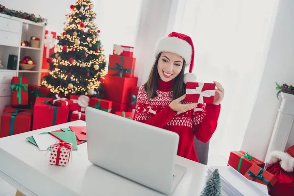 Foto van jong mooi meisje demonstreren geschenkdoos gesprek vide oproep laptop Kerstmis decor vakantie binnen — Stockfoto