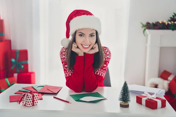 Foto de jovem atraente senhora mãos toque queixo sonho escrever cartão postal carta de Natal para seus amigos dentro de casa — Fotografia de Stock