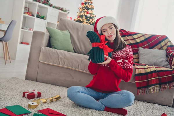 Hayalperest kadının fotoğrafı. Yumuşak örgü örgü örer. Kapalı bir evde süslü bir Noel süveteri giyer. — Stok fotoğraf