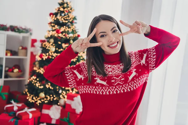 Photo de jeune fille drôle de bonne humeur ludique montrer doigts paix v-symbole décoration arbre de Noël à l'intérieur — Photo