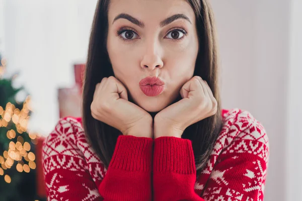 Обрізана фотографія милої подруги леді дивитися веб-камери відправляти повітряний поцілунок носити светр в прикрашеному будинку x-mas в приміщенні — стокове фото