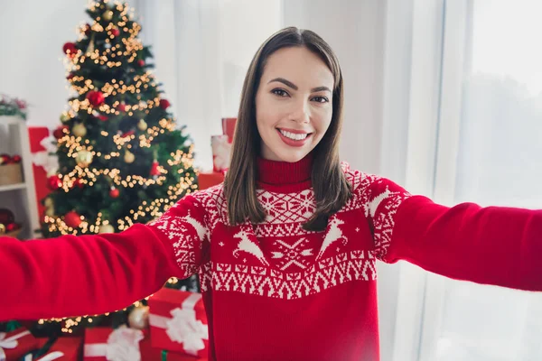 Foto de jovem alegre menina usar ornamento jumper fazer selfie gravar vídeo novo ano vlogging decoração dentro de casa — Fotografia de Stock