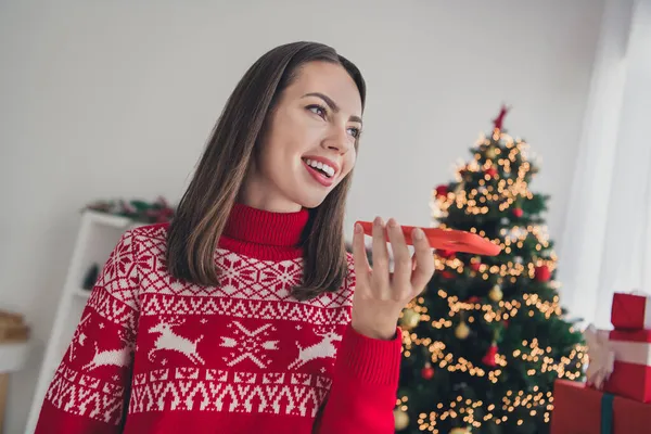 Φωτογραφία από sociable Ladyhold τηλεφωνικό αρχείο φωνητικό μήνυμα φορούν πουλόβερ σε διακοσμημένο σπίτι x-mas σε εσωτερικούς χώρους — Φωτογραφία Αρχείου