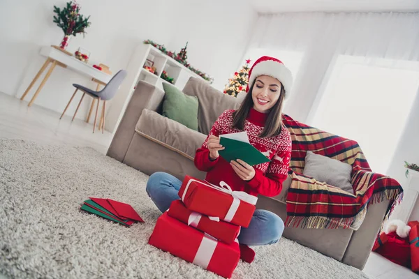 원문 기사보기 호기심많은 산타 부인의 사진은 실내에서 X-mas 장식을 한 채 모자를 쓰고 있는 편지를 받게 된다. — 스톡 사진