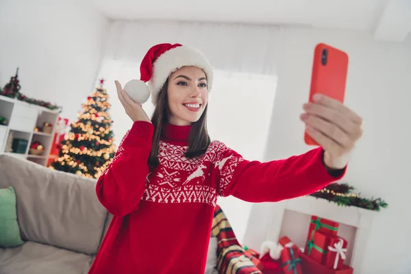 Zdjęcie uroczej uroczej pani trzymać telefon make selfie social media nosić sweter kapelusz w urządzone x-mas domu w pomieszczeniach — Zdjęcie stockowe