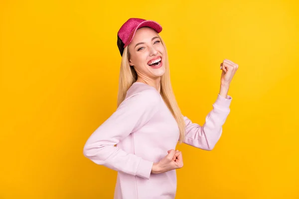 Φωτογραφία πορτρέτο χαμογελαστή γυναίκα φορώντας καπέλο gesturing σαν νικητής απομονωμένο φωτεινό κίτρινο χρώμα φόντο — Φωτογραφία Αρχείου