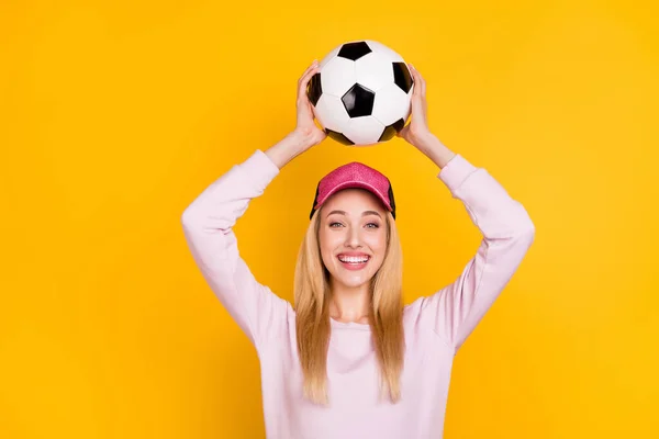 밝고 긍정적 인 미소를 짓는 젊은 소녀의 사진 노란색 배경 위에 고립된 미식축구를 던지는 모습 — 스톡 사진