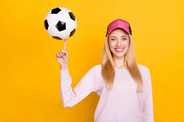 Foto de jovem esportista feliz sorriso positivo girar bola de futebol truques dedo isolado sobre fundo de cor amarela — Fotografia de Stock