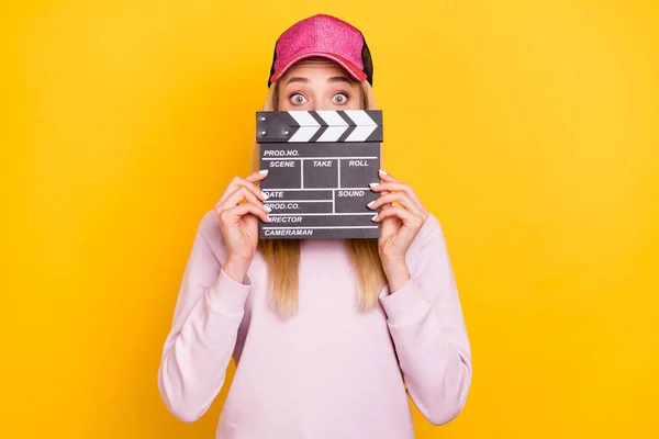 Foto de mujer joven impresionada brillante vestida de rosa jersey cabeza cubierta de aplausos cara aislado color amarillo fondo —  Fotos de Stock