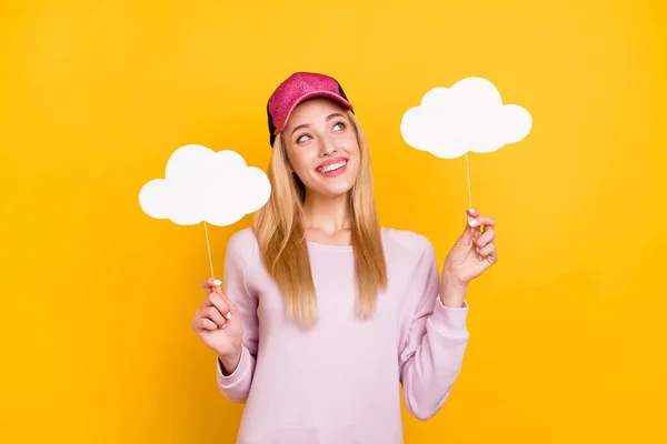 Foto de joven alegre chica feliz sonrisa positiva mantenga la nube palo pensar sueño aislado sobre fondo de color amarillo —  Fotos de Stock
