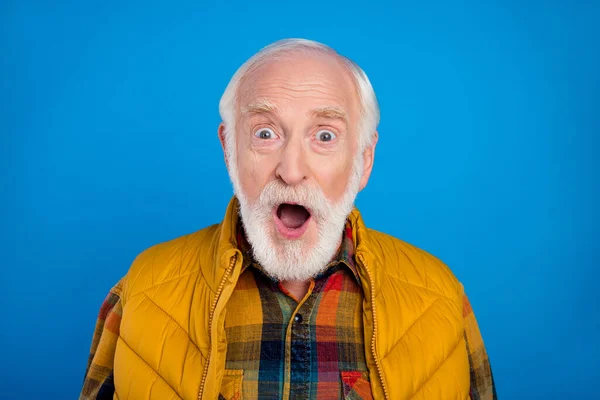 Retrato de atraente engraçado espantado homem de cabelos grisalhos reação notícia súbita isolado sobre fundo de cor azul brilhante — Fotografia de Stock