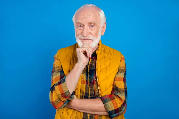 Retrato de atraente alegre pensivo homem de cabelos grisalhos tomada de decisão tocando queixo isolado sobre fundo de cor azul vívido — Fotografia de Stock