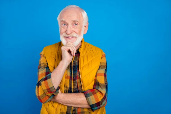 Portré vonzó vidám agyas ősz hajú férfi overthinking üres tér nézet elszigetelt több mint élénk kék színű háttér — Stock Fotó