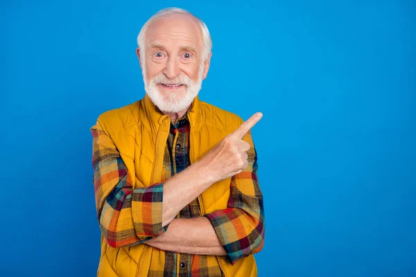 Retrato de atraente homem de cabelos grisalhos alegre demonstrando cópia solução de espaço vazio isolado sobre fundo de cor azul vívido — Fotografia de Stock