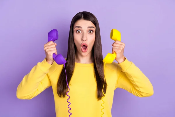 Foto van vrolijke vrolijke jonge geschokte vrouw houd handen hoofd telefoon nieuws geïsoleerd op paarse kleur achtergrond — Stockfoto