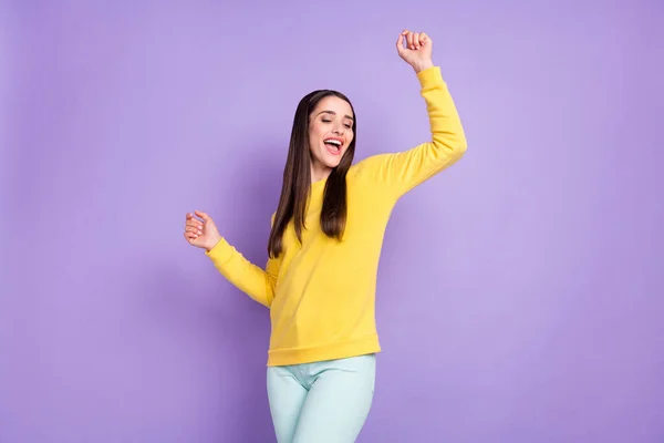 Retrato de atraente alegre despreocupado menina dançando clubbing se divertindo isolado sobre violeta cor roxa fundo — Fotografia de Stock