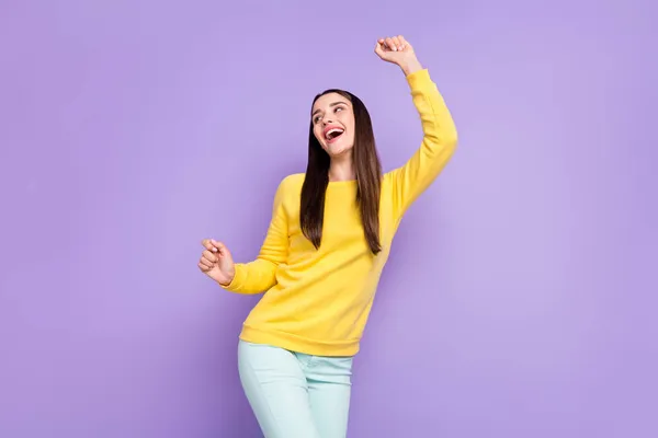 Foto de mujer joven funky feliz mirada espacio vacío danza buen humor aislado sobre fondo de color púrpura —  Fotos de Stock