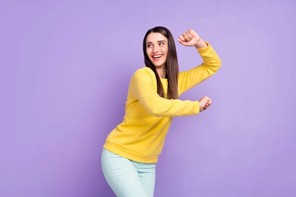 Ritratto di attraente allegra ragazza che balla divertendosi riposo relax tempo libero isolato su sfondo viola viola — Foto Stock