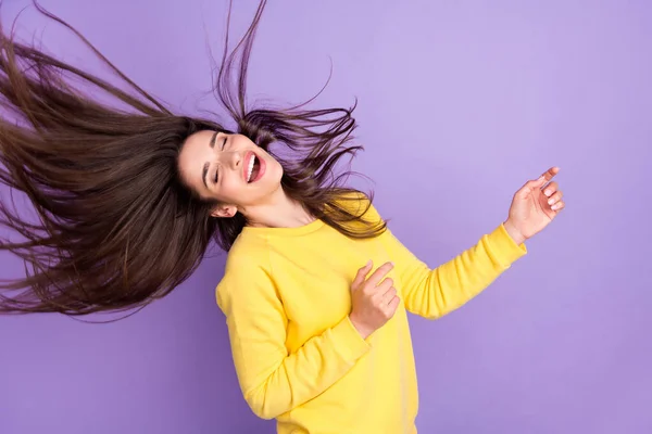 Retrato de atractiva chica alegre sin preocupaciones soñadora que se divierte lanzando pelo fresco aislado sobre violeta color púrpura fondo — Foto de Stock