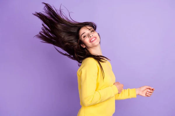 Профиль боковой вид портрет привлекательной беззаботной веселой девушки бросая здоровые волосы изолированы на фиолетовый фиолетовый цвет фона — стоковое фото