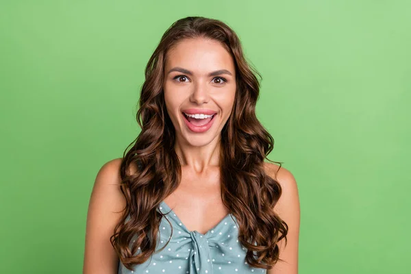 Fotografie mladé dívky šťastný pozitivní úsměv ohromený šok šťastný pozitivní úsměv novinky prodej izolované přes zelenou barvu pozadí — Stock fotografie
