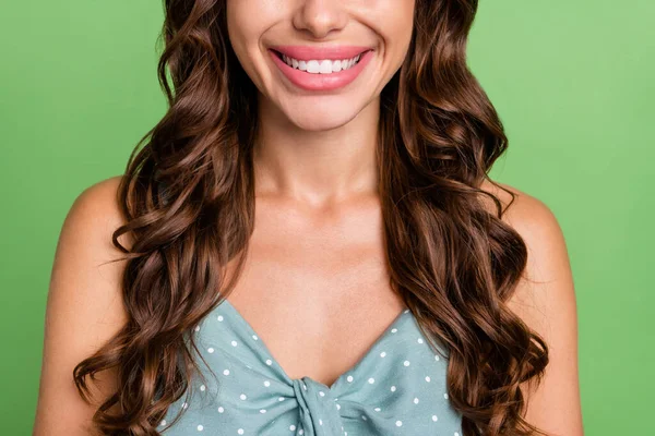 Обрезанные фото молодой девушки счастливый положительный зуб улыбка керамического отбеливания стоматологии изолированы на зеленом фоне — стоковое фото