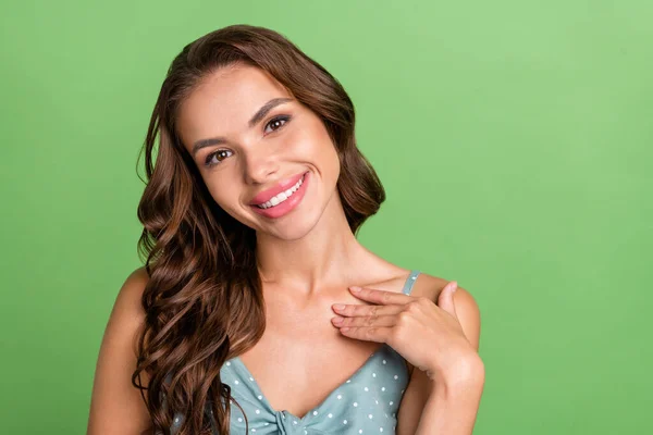Foto de jovem atraente menina feliz sorriso positivo mão toque peito cuidados com o corpo beleza isolado sobre cor verde fundo — Fotografia de Stock